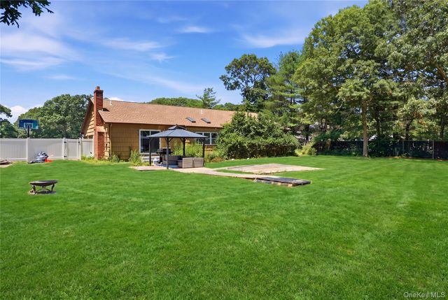 43 Margin Drive W, Shirley, NY 11967