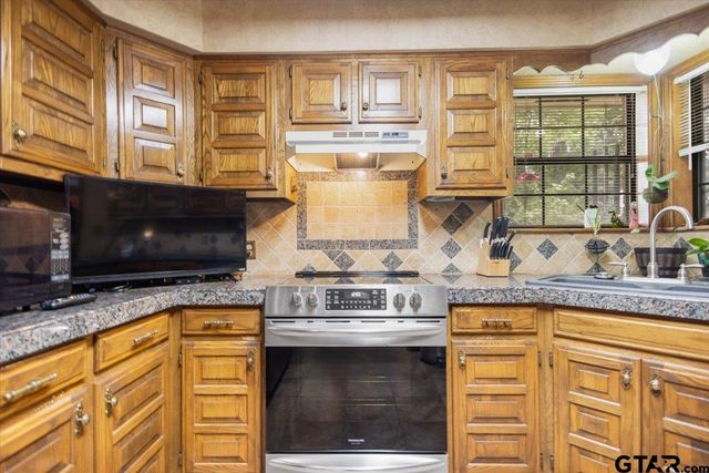 13804 Birchwood Cir, Lindale, TX 75771