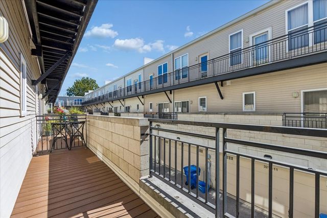 3224 N Kilbourn Avenue 11, Chicago, IL 60641