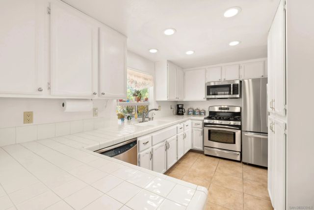 2062 Susan Ct, Escondido, CA 92026