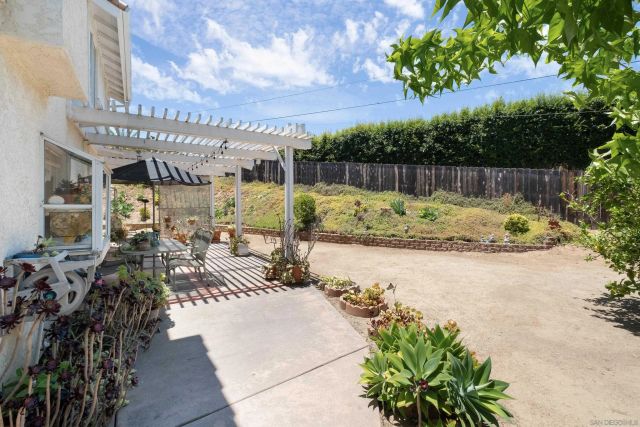 2062 Susan Ct, Escondido, CA 92026