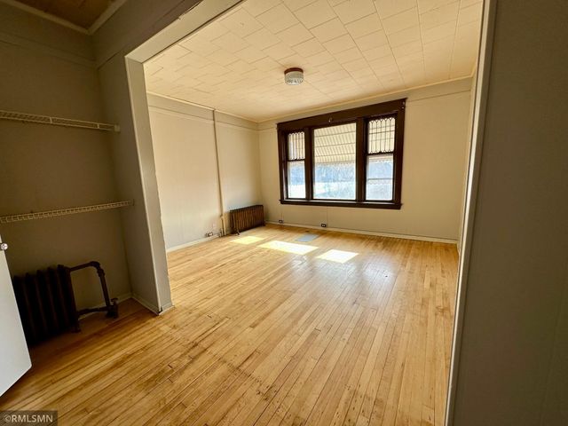 1047 Hudson Road, Saint Paul, MN 55106