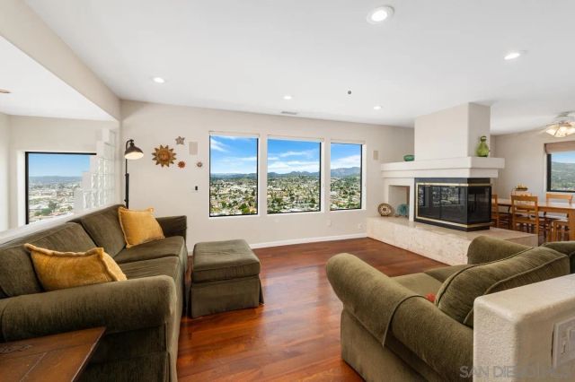 1216 Merritt Dr, El Cajon, CA 92020