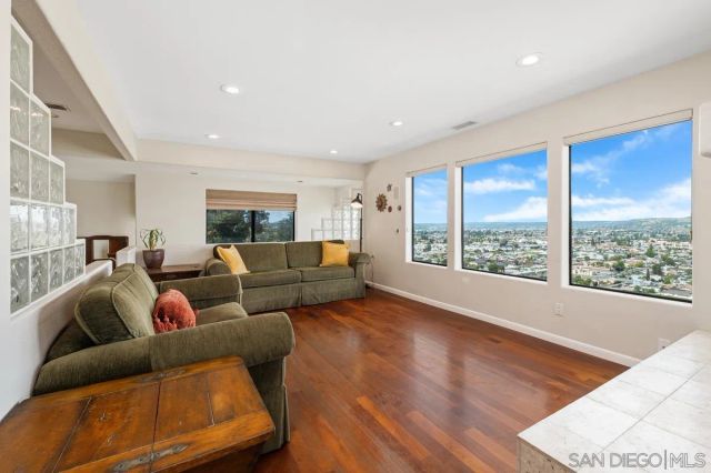 1216 Merritt Dr, El Cajon, CA 92020