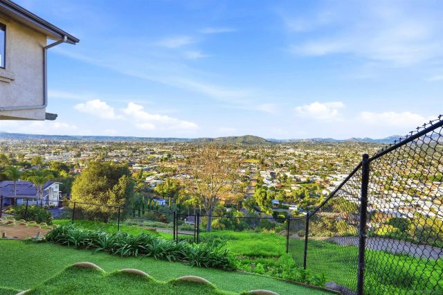 1216 Merritt Dr, El Cajon, CA 92020