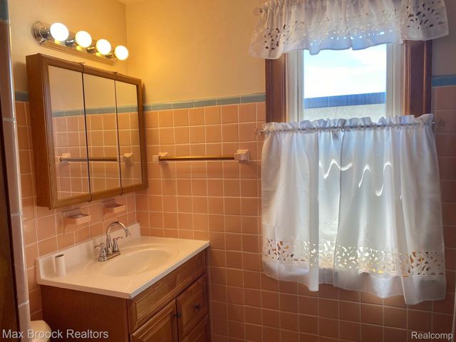 11809 Conant Street, Hamtramck, MI 48212
