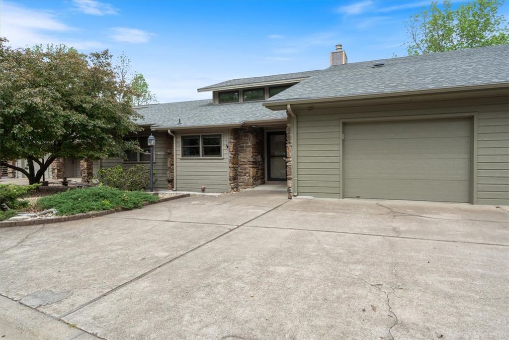 12 Wedgewood Drive, Holiday Island, AR 72631