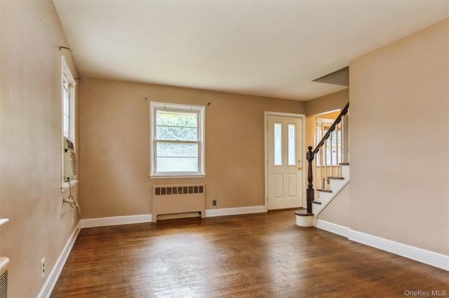 5 Cambridge Street, Malverne, NY 11565
