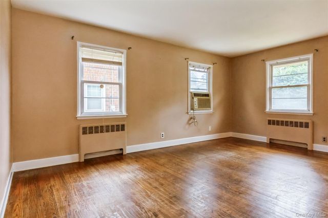 5 Cambridge Street, Malverne, NY 11565