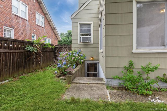 5 Cambridge Street, Malverne, NY 11565