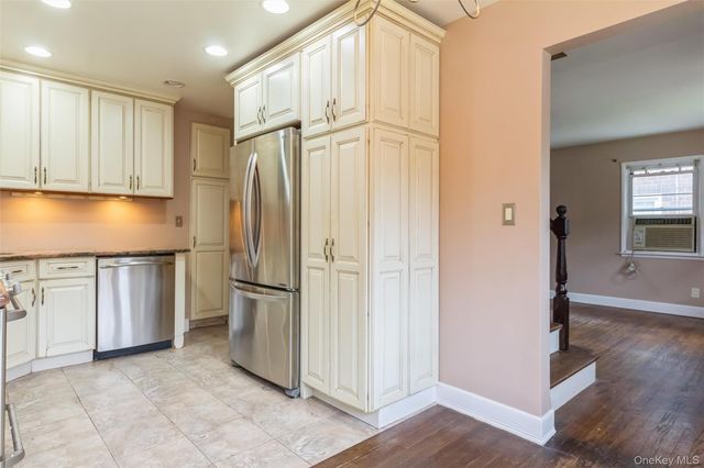 5 Cambridge Street, Malverne, NY 11565