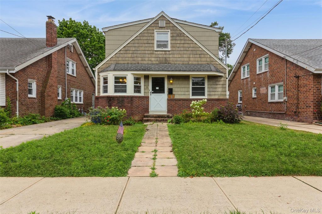 5 Cambridge Street, Malverne, NY 11565