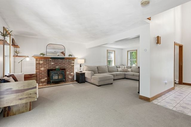 649 Concord Rd, Marlborough, MA 01752