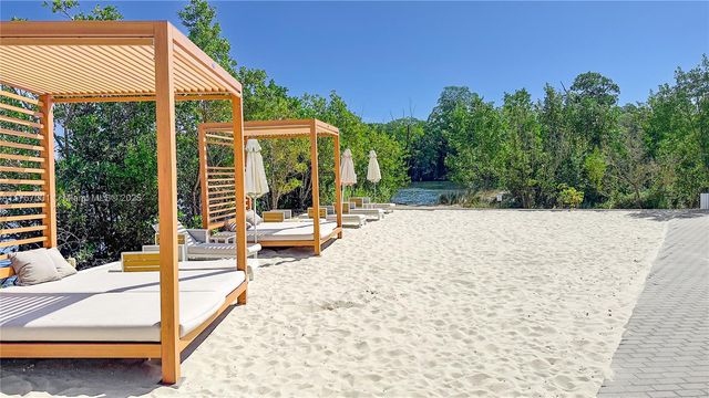 16385 Biscayne Blvd 707, North Miami Beach, FL 33160