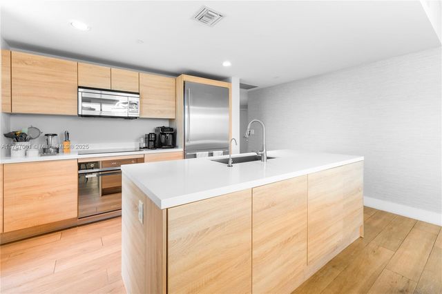 16385 Biscayne Blvd 707, North Miami Beach, FL 33160