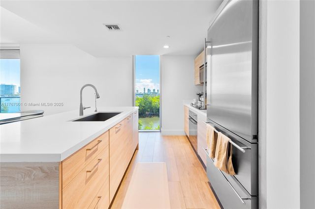 16385 Biscayne Blvd 707, North Miami Beach, FL 33160