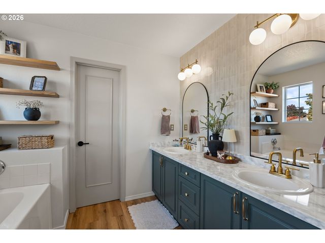 9290 Sw STONO Dr, Tualatin, OR 97062