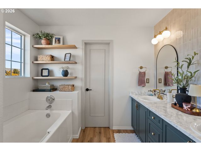 9290 Sw STONO Dr, Tualatin, OR 97062