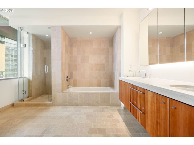 841 S GAINES St 1606, Portland, OR 97239