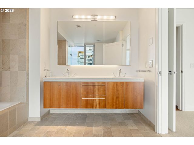 841 S GAINES St 1606, Portland, OR 97239