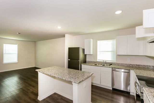 813 S Sutton Street, Mabank, TX 75147