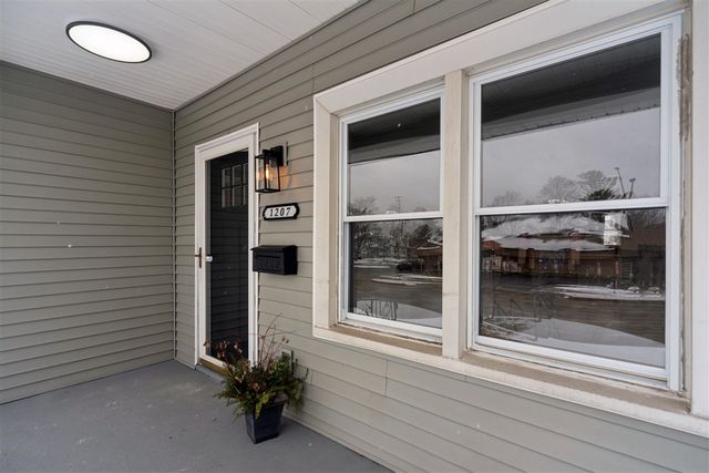 1207 W Michigan Avenue, Jackson, MI 49202