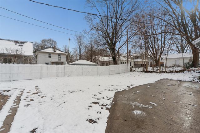 1207 W Michigan Avenue, Jackson, MI 49202