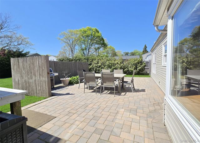67 Sequoia Way, Holbrook, NY 11741