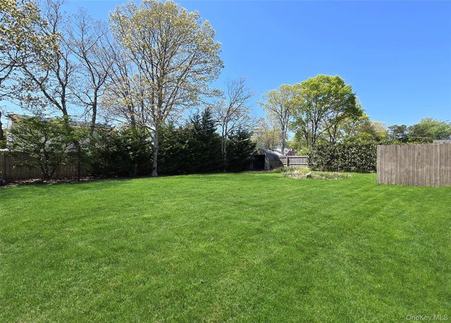 67 Sequoia Way, Holbrook, NY 11741