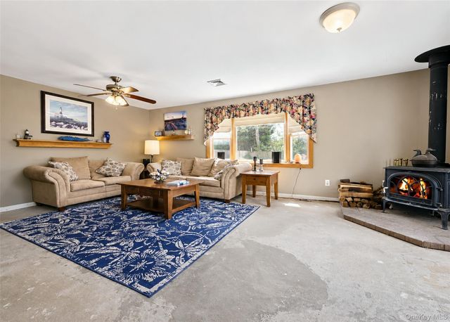 67 Sequoia Way, Holbrook, NY 11741