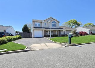67 Sequoia Way, Holbrook, NY 11741