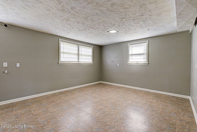 6018 Bay Pine Dr, Louisville, KY 40219