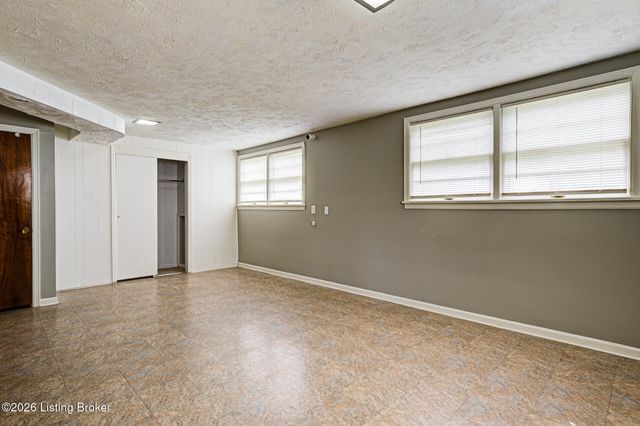 6018 Bay Pine Dr, Louisville, KY 40219