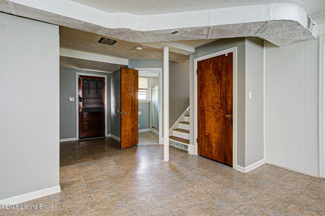 6018 Bay Pine Dr, Louisville, KY 40219