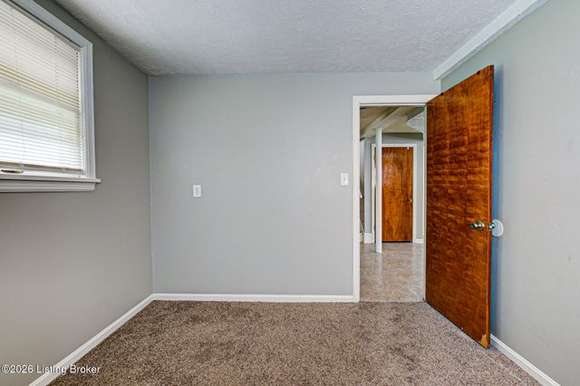 6018 Bay Pine Dr, Louisville, KY 40219