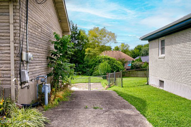 6018 Bay Pine Dr, Louisville, KY 40219