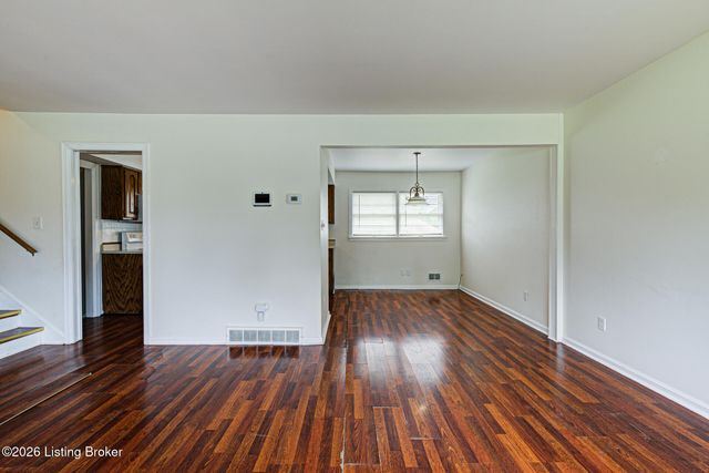 6018 Bay Pine Dr, Louisville, KY 40219
