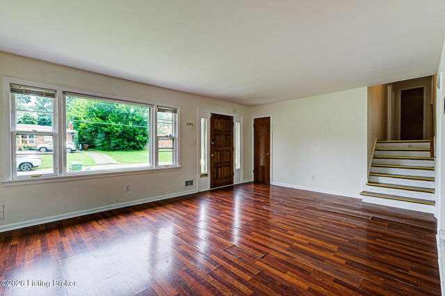6018 Bay Pine Dr, Louisville, KY 40219