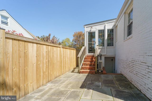1334 BAYLISS DR, Alexandria, VA 22302