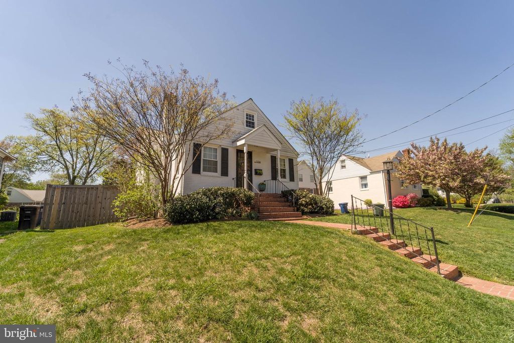 1334 BAYLISS DR, Alexandria, VA 22302