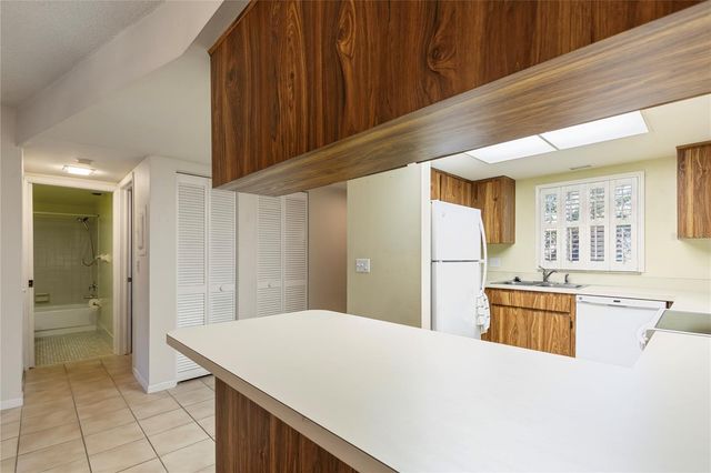 101 LAKE AVENUE NE 209, Largo, FL 33771