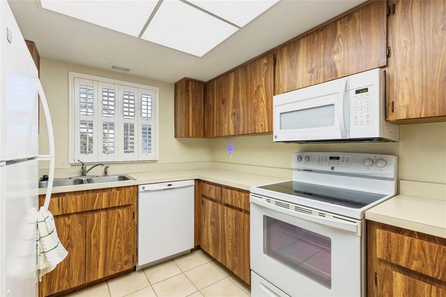 101 LAKE AVENUE NE 209, Largo, FL 33771