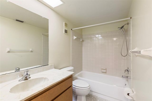 101 LAKE AVENUE NE 209, Largo, FL 33771