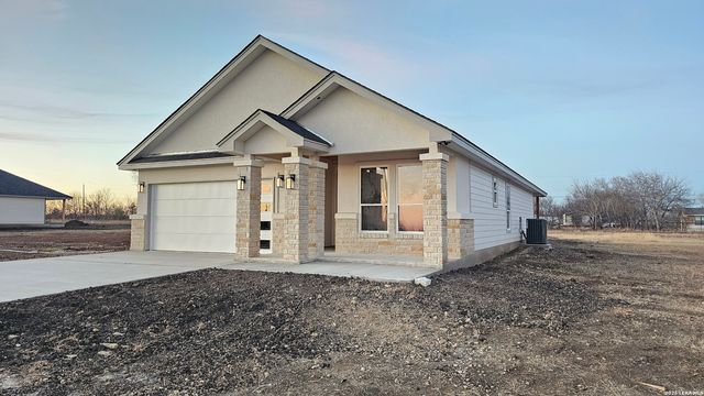 12611 Toro Dr, Atascosa, TX 78002