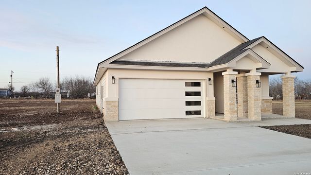 12611 Toro Dr, Atascosa, TX 78002