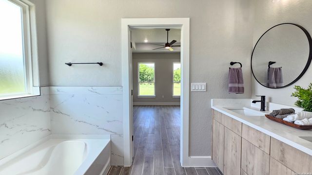 12611 Toro Dr, Atascosa, TX 78002