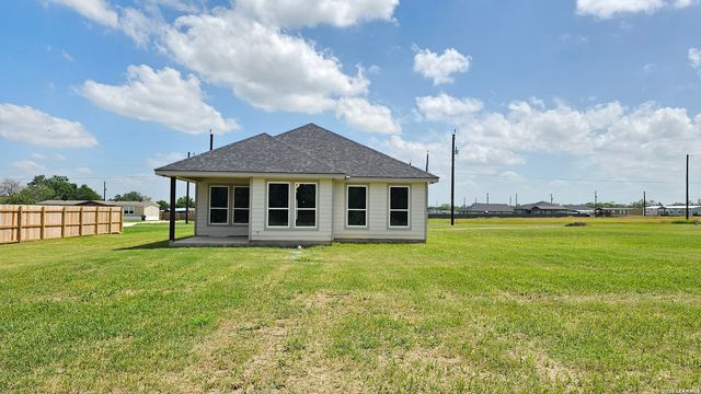 12611 Toro Dr, Atascosa, TX 78002