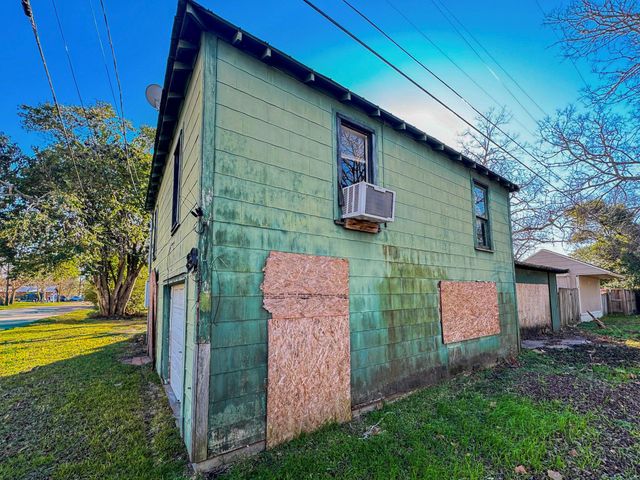 112 S Hill Street, Alvin, TX 77511
