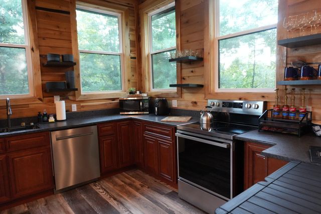 52 West Spencer Rd, Campton, KY 41301