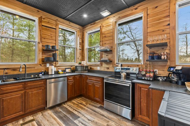 52 West Spencer Rd, Campton, KY 41301